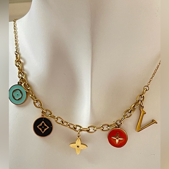Super Chic Hypoallergenic Charm Necklace in gold plated stainless steel - Picture 1 of 16